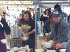 新潟県中越地震で炊き出しをする地元ライフセーバー